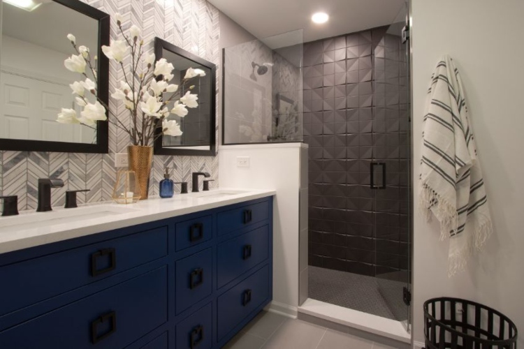  Moderno kupatilo sa plavim ormarićima i sivim akcentnim zidom