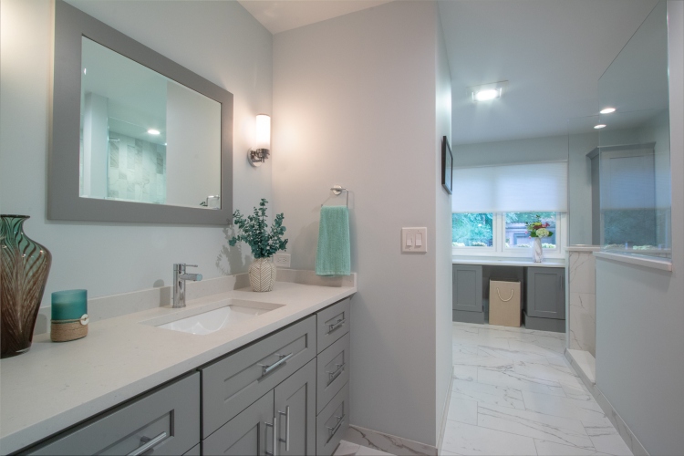  Moderno kupatilo sa velikim ogledalom i zidovima u sivoj boji