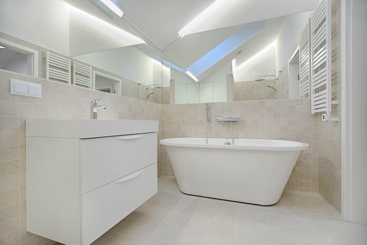  Moderno kupatilo u beloj boji sa samostojećom kadom
