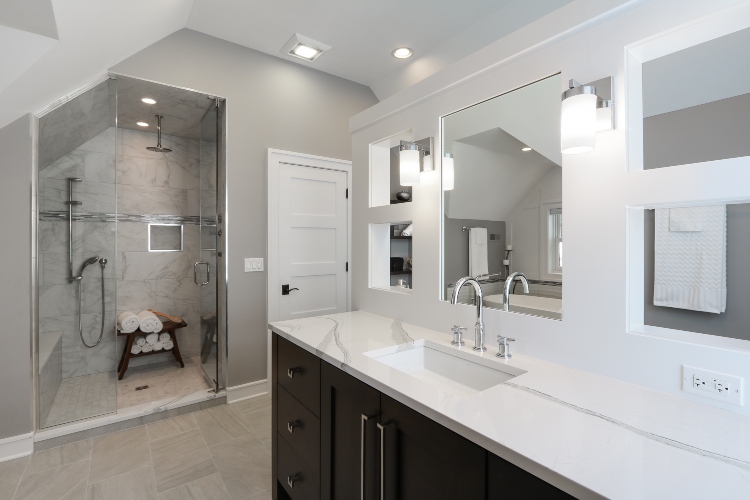  Moderno kupatilo sa staklenom tuš kabinom i zidovima u sivoj boji