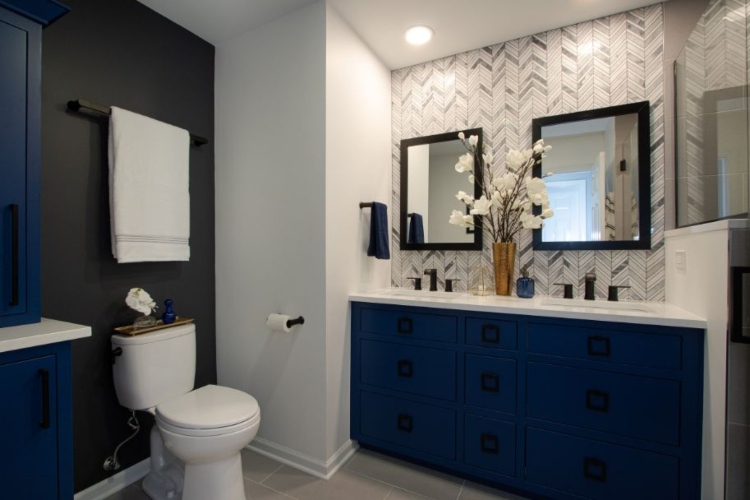  Moderno kupatilo sa drvenim ormarićima ofarbanim u morsko plavu boju