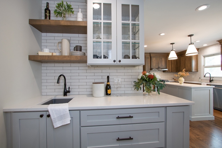  Kuhinja u savremenom stilu sa otvorenim policama i ormarićima u svetlo sivoj boji