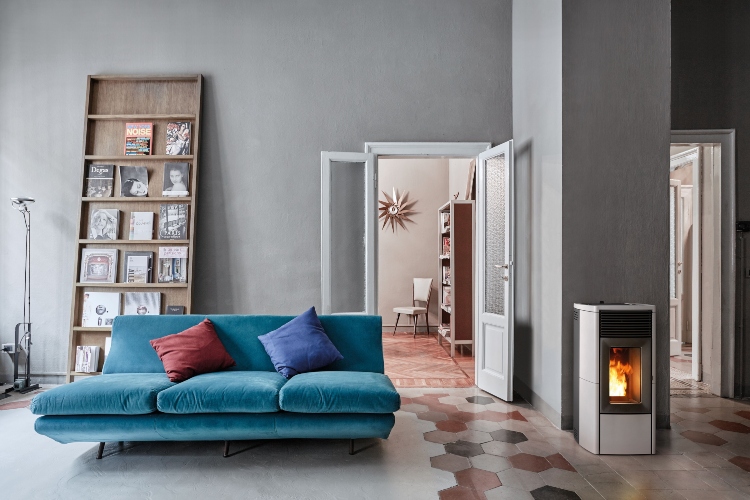  Peć na pelet u sivoj boji savršeno nadopunjuje izgled moderne dnevne sobe