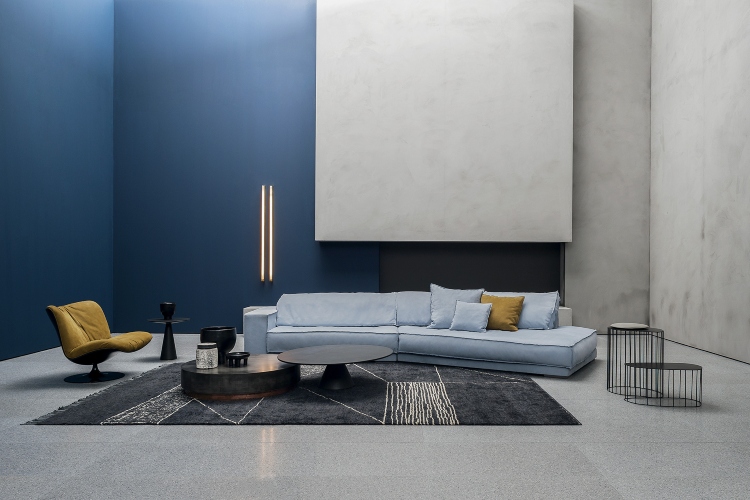  Udoban i moderan dizajn kauča u svetlo plavoj boji