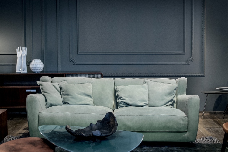  Udoban i moderan dizajn kauča u plavoj boji