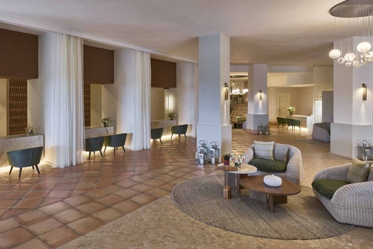  Pažljivo odabran nameštaj i paleta boja hotela Conrad Chia Laguna Sardinia