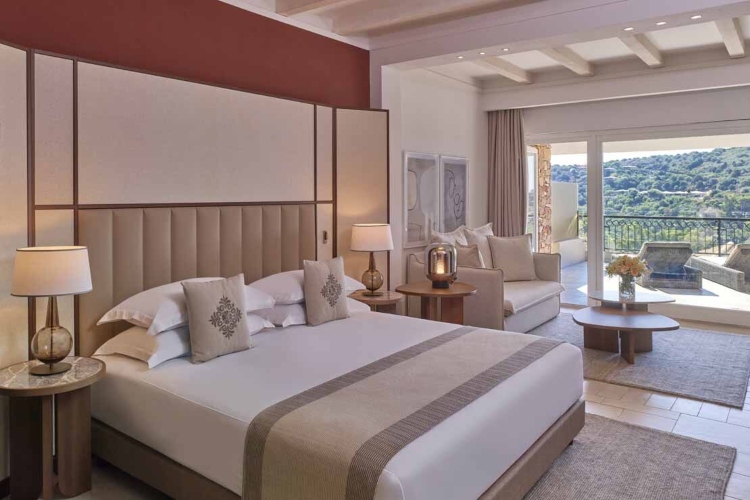  Udobna soba hotela Conrad Chia Laguna Sardinia u prirodnim nijansama