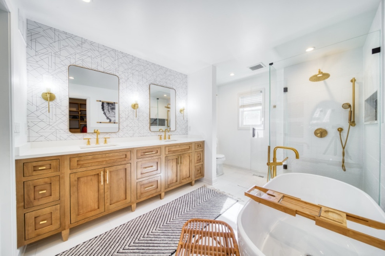  Bele mermerne pločice, svetlo drvo i mesingani akcenti stvaraju moderan izgled kupatila