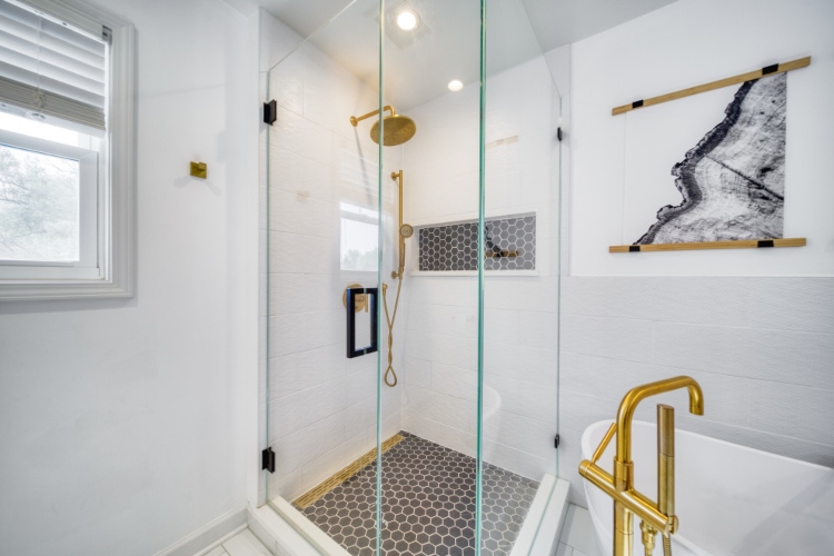  Malo moderno kupatilo sa staklenom tuš kabinom i samostojećom kadom
