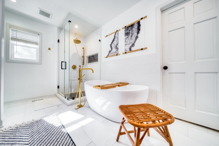  Malo moderno kupatilo u beloj boji sa samostojećom kadom