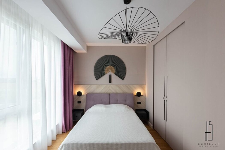  Udobna spavaća soba opremljena pastelnim tonovima