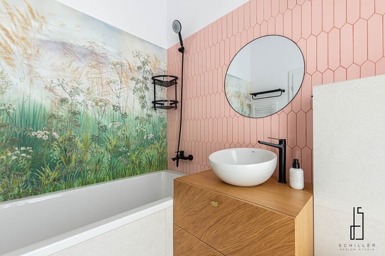  Malo kupatilo u pastelnim nijansama ružičaste i zelene boje