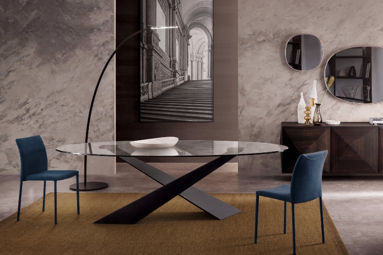  Trpezarijski sto sa metalnom bazom četvrtastog oblika za elegantniji izgled trpezarije