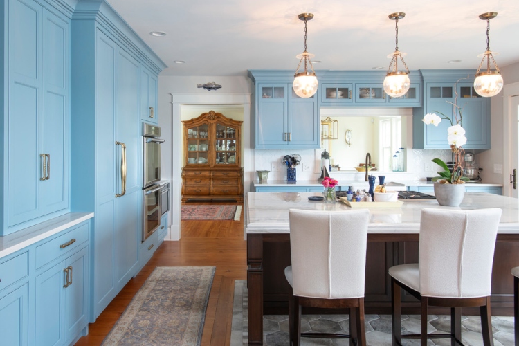  Moderna kuhinja sa ormarićima u nežno plavoj boji