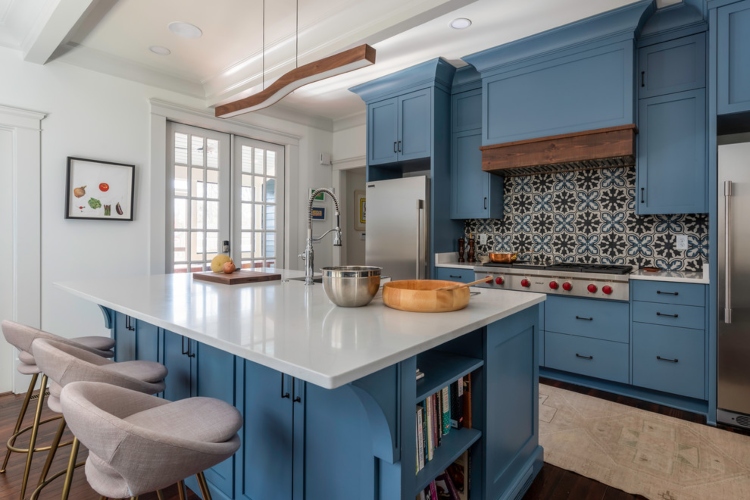  Moderna kuhinja u priobalnom stilu sa ormarićima u plavoj boji