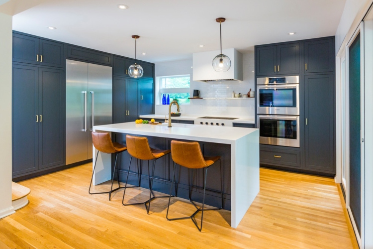  Moderna kuhinja sa ormarićima u tamno plavoj boji od poda do plafona