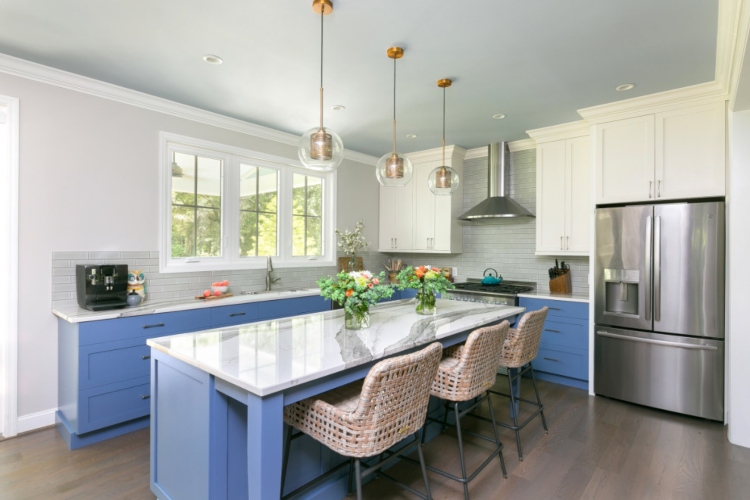  Moderna kuhinja u priobalnom stilu predstavlja kombinaciju bele i plave boje