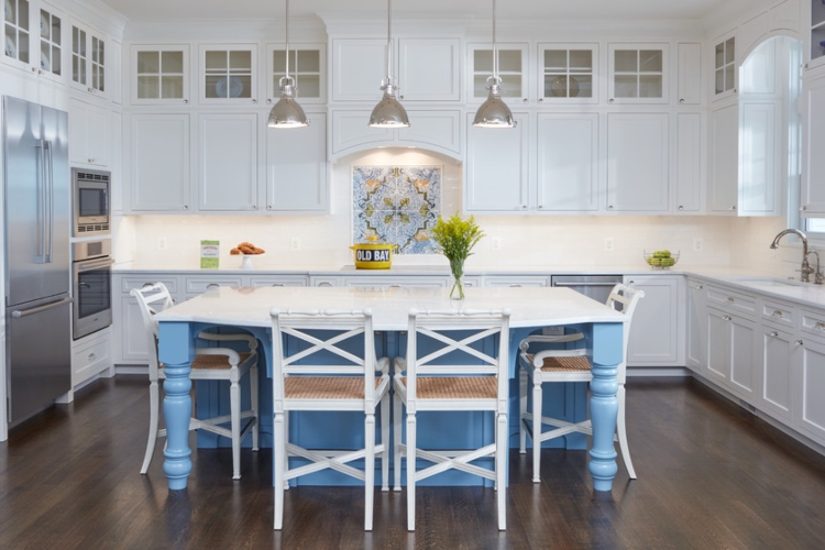  Moderna kuhinja u kombinaciji nežno plave i kristalno bele boje