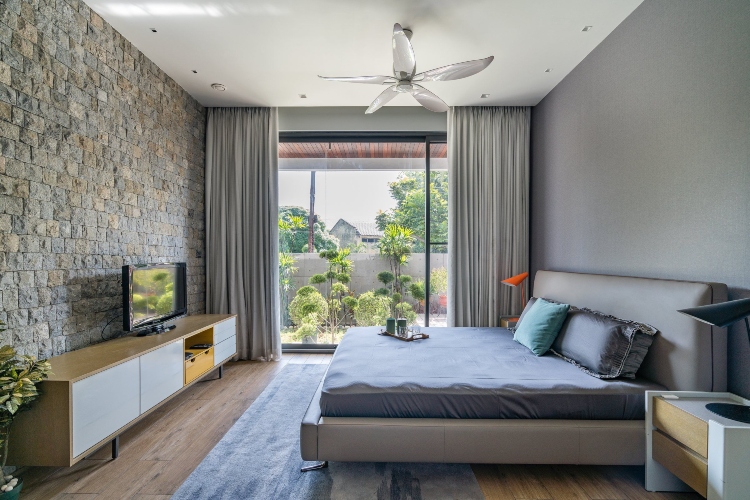 Udobna spavaća soba sa akcentnim zidovima u sivoj boji