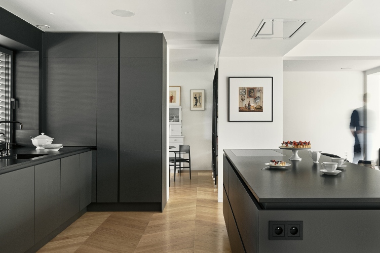  Kuhinja u ugljen sivoj boji sa crnim radnim pločama