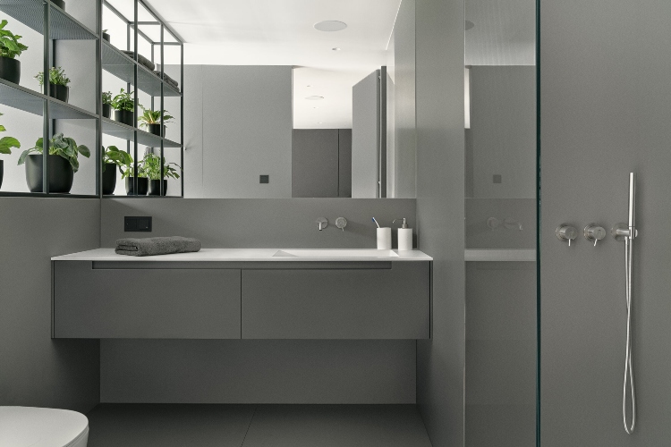  Malo moderno kupatilo sa zidovima i nameštajem u sivoj boji