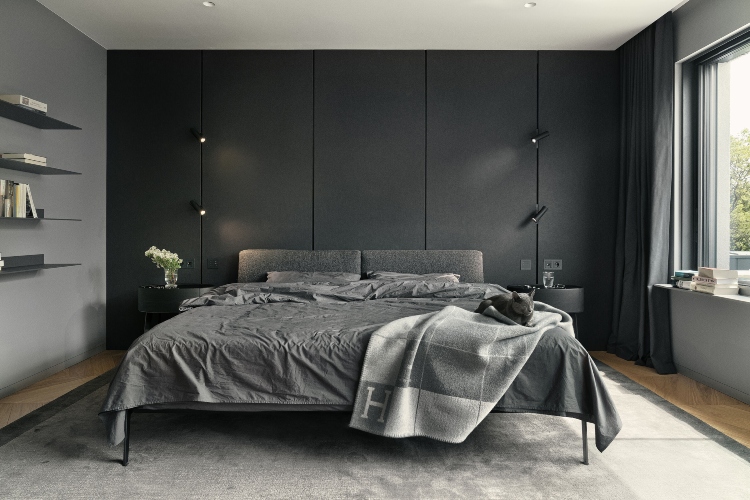  Elegantna spavaća soba sa velikim bračnim krevetom i ormarom u tamno sivoj boji