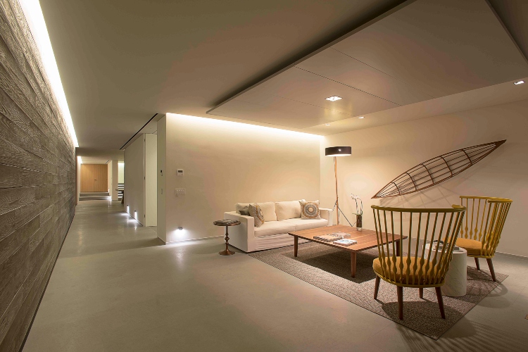  Udoban kutak luksuzne vile opremljen u minimalističkom stilu