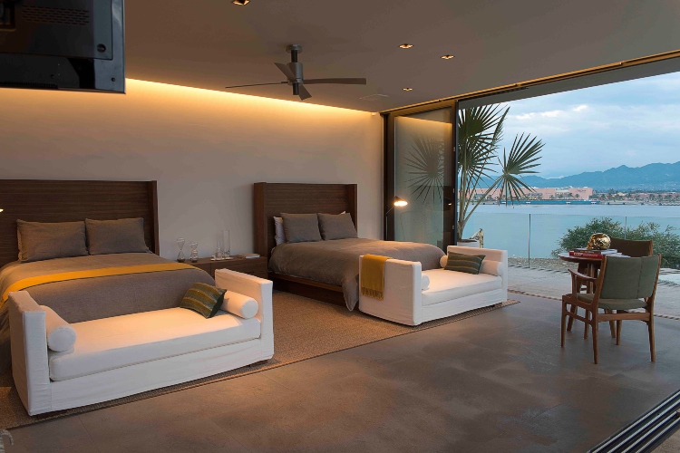  Moderna spavaća soba sa duplim krevetima predstavlja udoban kutak za odmor