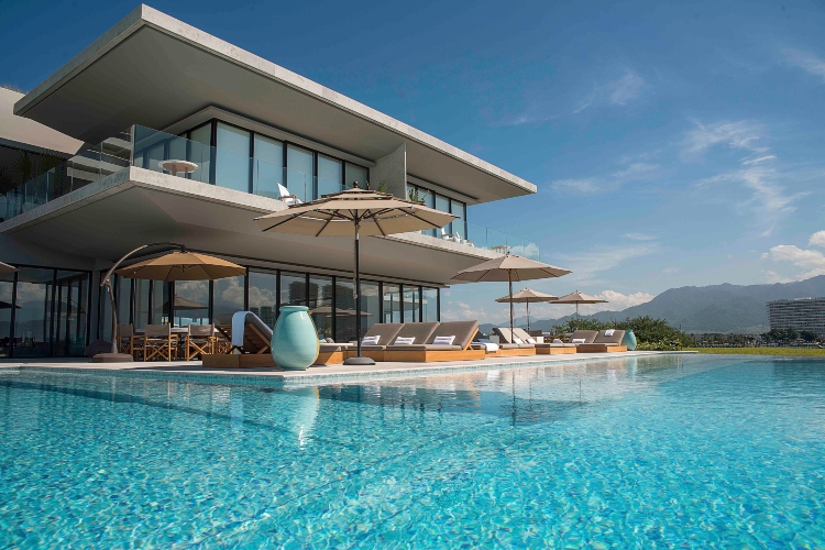  Luksuzna vila sa velikim bazenom i terasama stvorenim za sunčanje