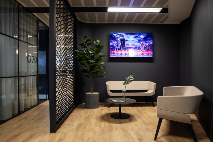  Elegantan prijemni prostor sa zidovima u crnoj boji i belim kancelarijskim nameštajem
