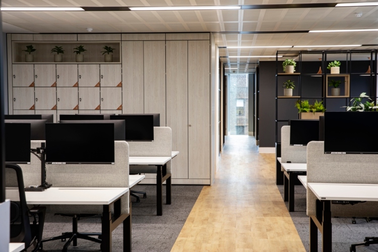  Dobro definisane radne zone u okviru male moderne kancelarije