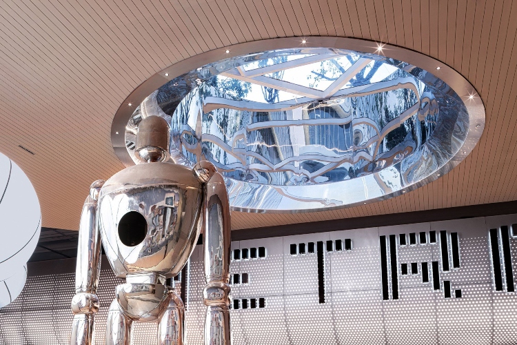  Okrugli svetlarnik baca dnevnu svetlost na veliku statuu robota