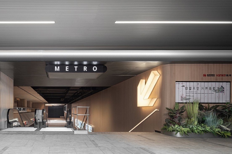  Moderan prolaz u okviru metro stanice integriše prirodu, tehnologiju i budućnost