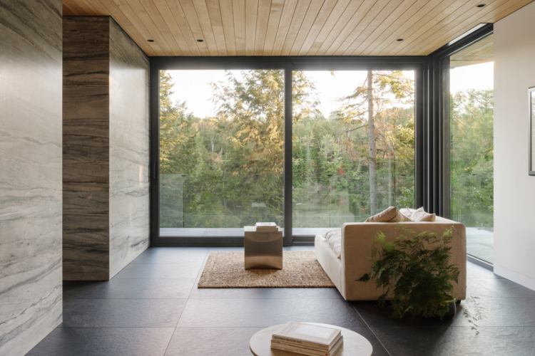 porodicna-kuca-kombinacija-stakla-i-drveta-7 