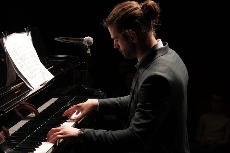 klavir-kao-prostor-susreta-recital-odraslih-ucenika-jovane-mihailovic-u-kc-cukarica-3 