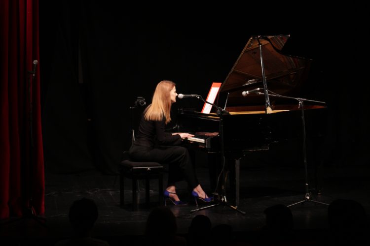 klavir-kao-prostor-susreta-recital-odraslih-ucenika-jovane-mihailovic-u-kc-cukarica-6 
