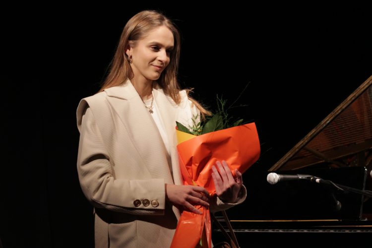 klavir-kao-prostor-susreta-recital-odraslih-ucenika-jovane-mihailovic-u-kc-cukarica-8 