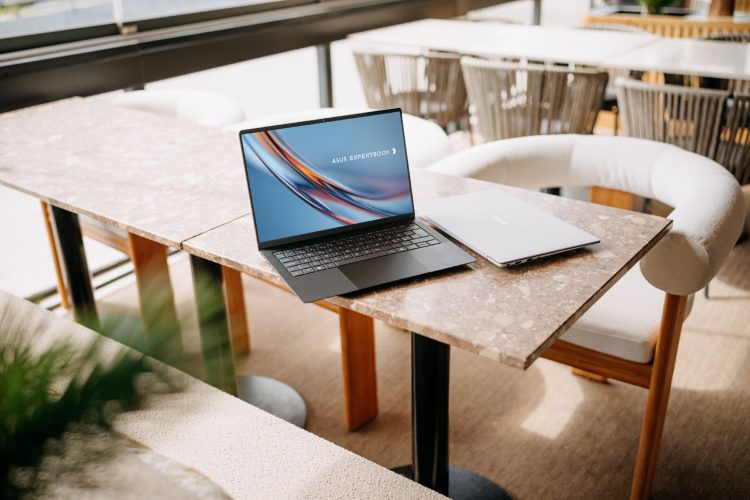 asus-expertbook-ultra-poslovni-laptop-intel-core-ultra-3k-oled-ai-tehnologija-premium-poslovna-tehno-1 