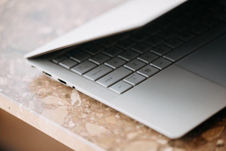 asus-expertbook-ultra-poslovni-laptop-intel-core-ultra-3k-oled-ai-tehnologija-premium-poslovna-tehno-5 