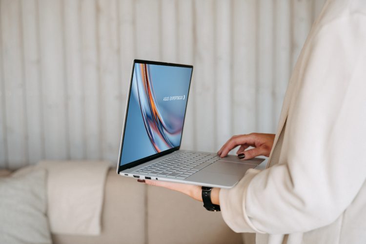 asus-expertbook-ultra-poslovni-laptop-intel-core-ultra-3k-oled-ai-tehnologija-premium-poslovna-tehno-7 