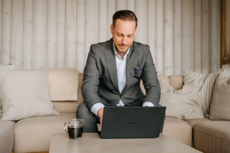 asus-expertbook-ultra-poslovni-laptop-intel-core-ultra-3k-oled-ai-tehnologija-premium-poslovna-tehno-9 