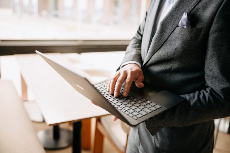 asus-expertbook-ultra-poslovni-laptop-intel-core-ultra-3k-oled-ai-tehnologija-premium-poslovna-tehno-10 