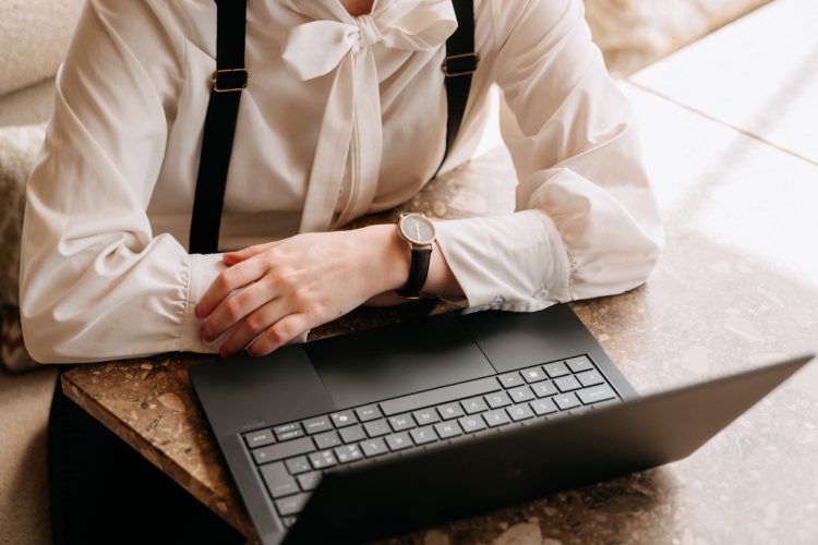 asus-expertbook-ultra-poslovni-laptop-intel-core-ultra-3k-oled-ai-tehnologija-premium-poslovna-tehno-12 