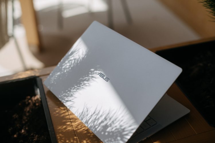 asus-expertbook-ultra-poslovni-laptop-intel-core-ultra-3k-oled-ai-tehnologija-premium-poslovna-tehno-21 