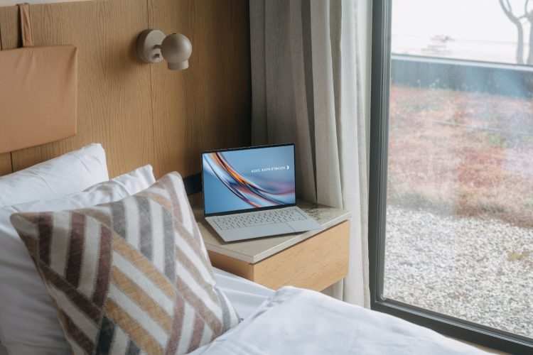 asus-expertbook-ultra-poslovni-laptop-intel-core-ultra-3k-oled-ai-tehnologija-premium-poslovna-tehno-22 