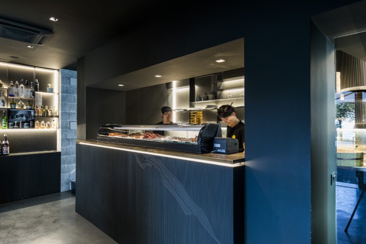 umami-restoran-kortona-toskana-japanski-enterijer-13 