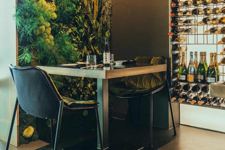 umami-restoran-kortona-toskana-japanski-enterijer-9 