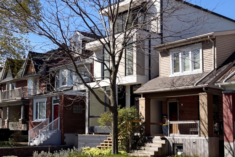 baukultur-ca-tri-kuce-jedna-parcela-toronto-1 