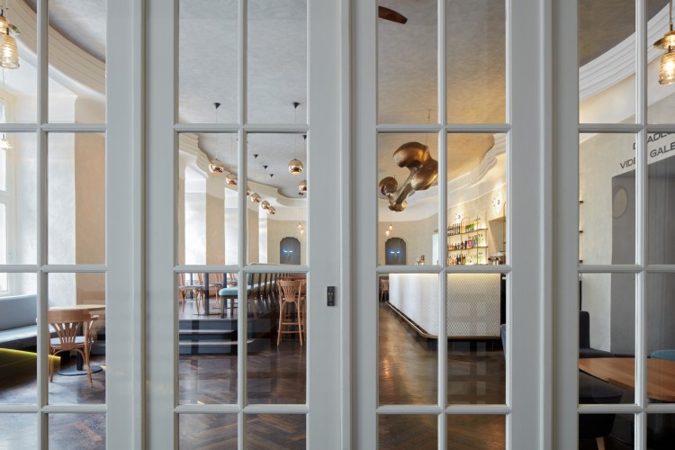 nod-cafe-enterijer-istorijski-sarm-moderan-dizajn-2 