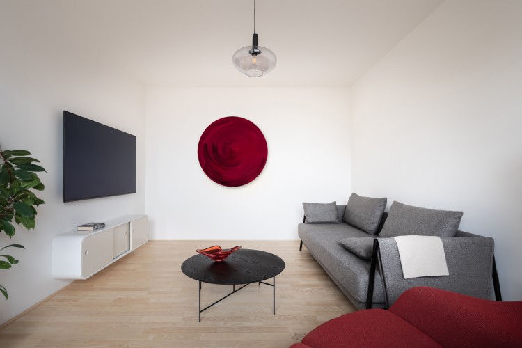 minimalisticki-stan-beli-enterijer-jasen-crveno-kupatilo-8 